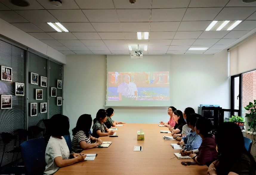 会议室里的人们AI 生成的内容可能不正确。