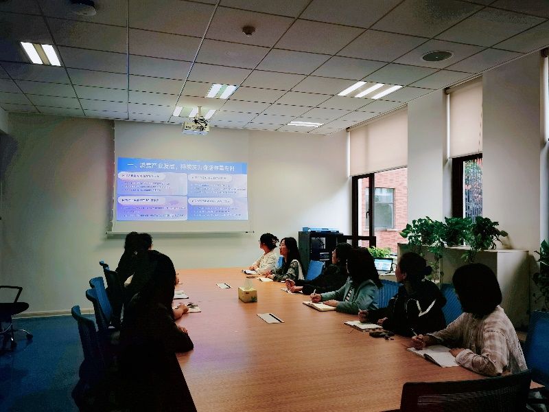 会议室里的人们AI 生成的内容可能不正确。